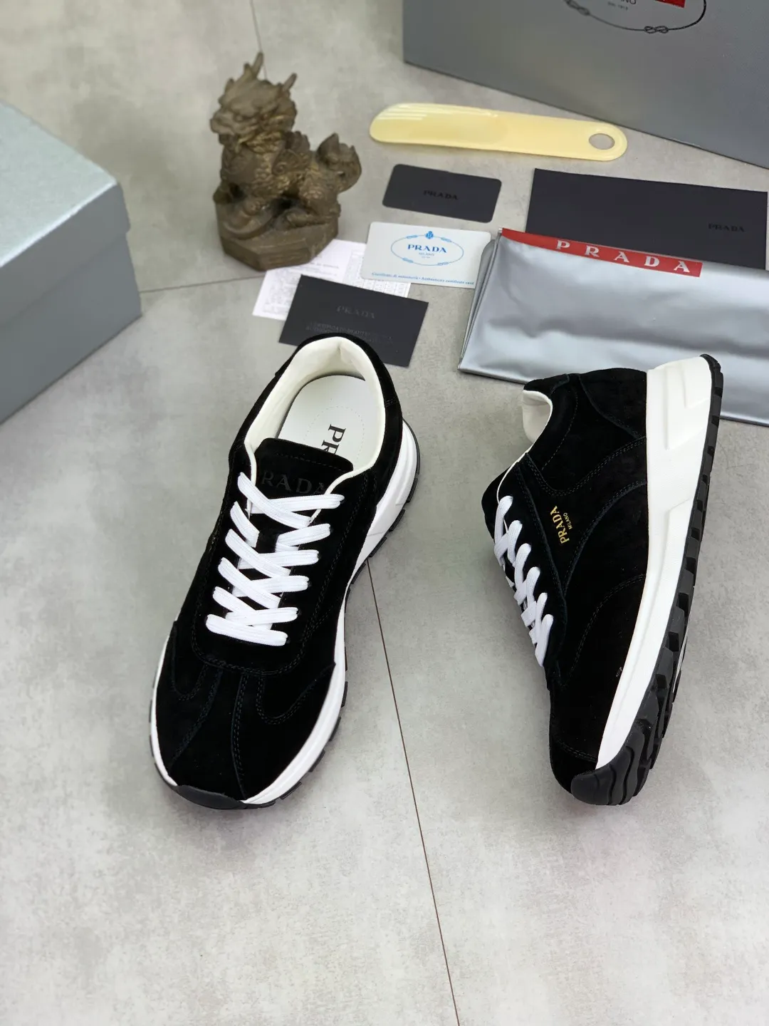 Men's Men's Shoes 💰P560 💰【New Style】 The latest model of high-quality PRADA classic men's shoes has been launched on the official website at a 1:1 replica, synchronized in Hong Kong and on the same catwalk; all made of calfskin➕imported cowhide lining, 🍡🍡original rubber outsole, non-slip and wear-resistant; comfortable on the feet, attractive style, fine workmanship, and simple and neat shoe lasts, highlighting a man's courage and toughness, 👍size 38 to 44 (45 can be customized) black White color🉑️choose